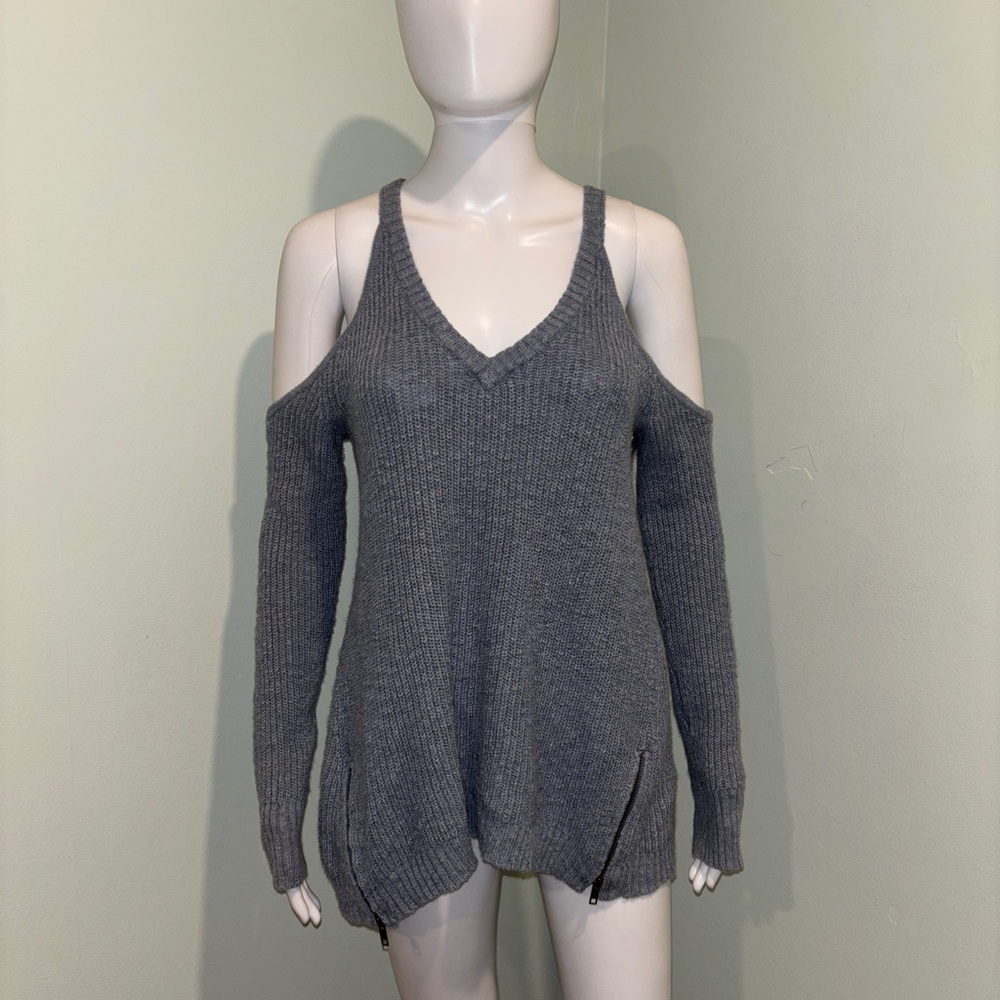 American Eagle Light Blue V-Neck Cold Shoulder Sweater with Zippers - M